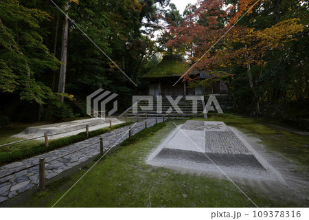 法然院 白砂壇 紅葉 法然院 白砂壇 紅葉 109378316