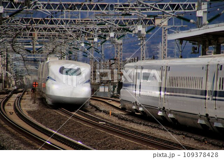 日本の大動脈を駆ける!! 東海道新幹線 N700S ~小田原駅にて 日本の大動脈を駆ける!! 東海道新幹線 N700S ~小田原駅にて 109378428