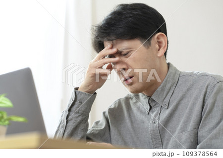 体調不良の男性 頭痛 体調不良の男性 頭痛 109378564
