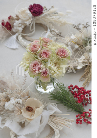 バラのブーケとしめ縄リース　正月の花飾り 109379128