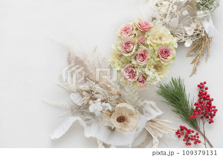 バラのブーケとしめ縄リース　正月の花飾り 109379131