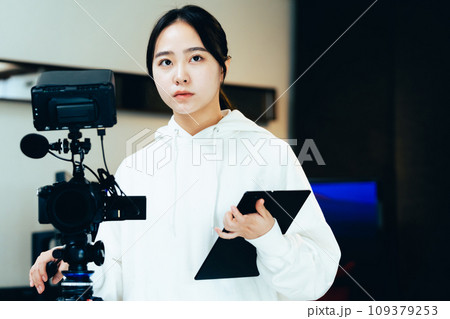 動画撮影をする若い女性 動画撮影をする若い女性 109379253