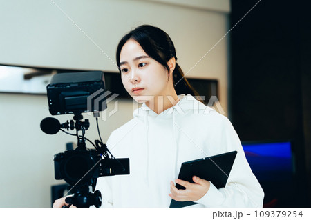 動画撮影をする若い女性 動画撮影をする若い女性 109379254