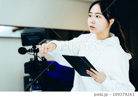 動画撮影をする若い女性 109379261