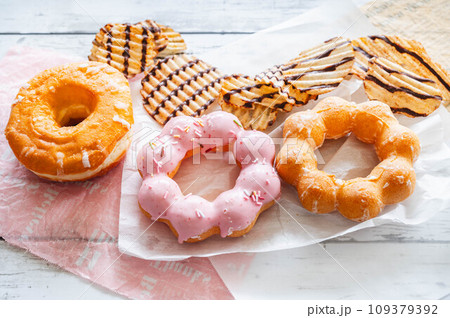 かわいいドーナツ3種類 109379392
