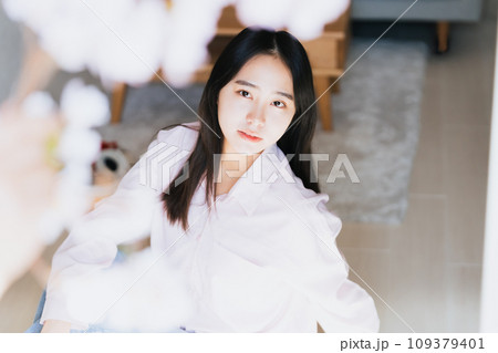 桜を見上げる若い女性 桜を見上げる若い女性 109379401