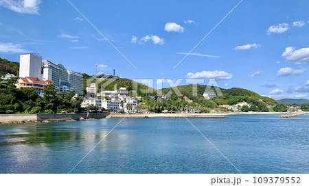 秋晴れの青空が水面に映える宮崎海水浴場〈吉良ワイキキビーチ/愛知県西尾市〉 秋晴れの青空が水面に映える宮崎海水浴場〈吉良ワイキキビーチ/愛知県西尾市〉 109379552