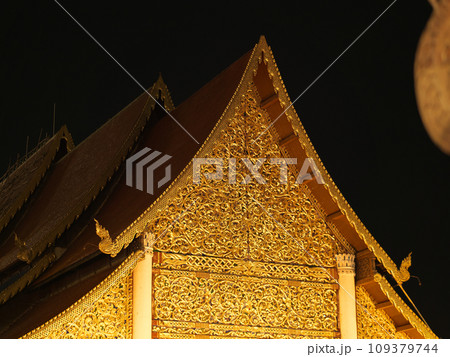 タイ　チェンマイ　ワット・チェディ・ルアン　5月の曇りの夜　 109379744