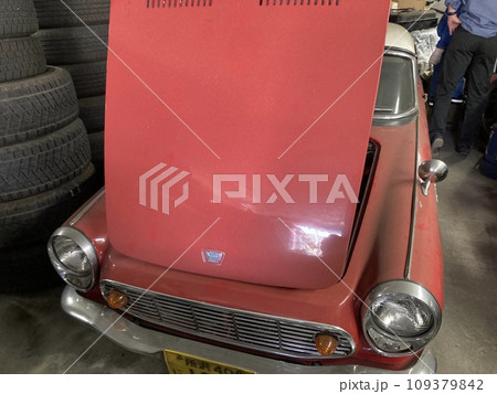 貴重なチェーン駆動の車、赤色のホンダS600です。 貴重なチェーン駆動の車、赤色のホンダS600です。 109379842