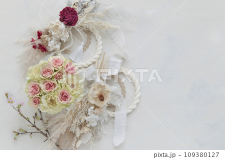バラのブーケとしめ縄リース 正月の花飾り バラのブーケとしめ縄リース 正月の花飾り 109380127