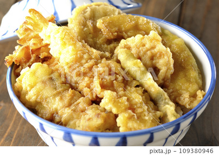 海老、ちくわ、インゲン、カボチャ、さつま芋、蓮根が乗っている具だくさんの天丼 海老、ちくわ、インゲン、カボチャ、さつま芋、蓮根が乗っている具だくさんの天丼 109380946