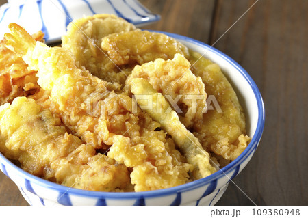 海老、ちくわ、インゲン、カボチャ、さつま芋、蓮根が乗っている具だくさんの天丼 109380948