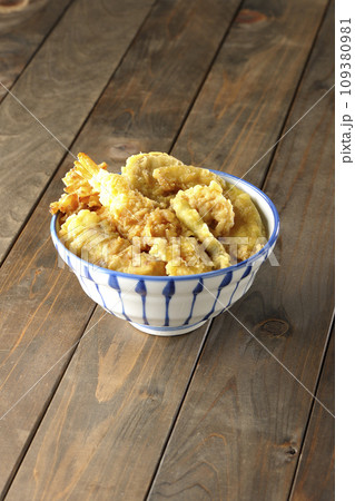 海老、ちくわ、インゲン、カボチャ、さつま芋、蓮根が乗っている具だくさんの天丼 109380981