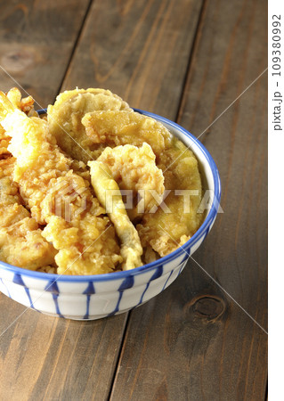 海老、ちくわ、インゲン、カボチャ、さつま芋、蓮根が乗っている具だくさんの天丼 海老、ちくわ、インゲン、カボチャ、さつま芋、蓮根が乗っている具だくさんの天丼 109380992