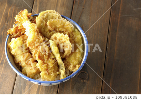 海老、ちくわ、インゲン、カボチャ、さつま芋、蓮根が乗っている具だくさんの天丼を俯瞰で撮影 109381088