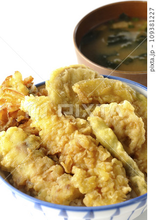 海老、ちくわ、インゲン、カボチャ、さつま芋、蓮根が乗っている具だくさんの天丼とお味噌汁 109381227