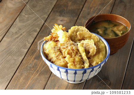 海老、ちくわ、インゲン、カボチャ、さつま芋、蓮根が乗っている具だくさんの天丼とお味噌汁 海老、ちくわ、インゲン、カボチャ、さつま芋、蓮根が乗っている具だくさんの天丼とお味噌汁 109381233