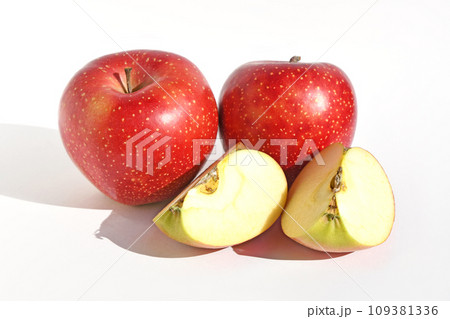 小雪が舞っているような果点のあるりんご、千雪 小雪が舞っているような果点のあるりんご、千雪 109381336