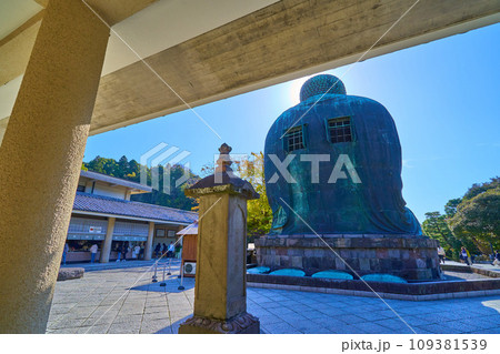 秋の神奈川県鎌倉市の鎌倉大仏の後ろ姿 秋の神奈川県鎌倉市の鎌倉大仏の後ろ姿 109381539