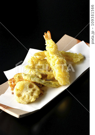 海老、ちくわ、インゲン、カボチャ、さつま芋、蓮根の天ぷら盛り合わせを黒背景で撮影 海老、ちくわ、インゲン、カボチャ、さつま芋、蓮根の天ぷら盛り合わせを黒背景で撮影 109381566