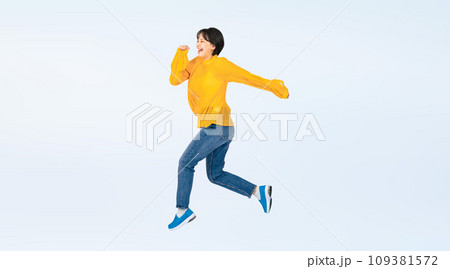 ジャンプするカジュアルウェアの女性　切り抜き全身写真 109381572