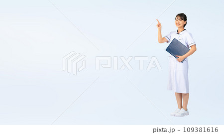 案内する白衣を着た女性 看護師 医師 エステティシャン 切り抜き全身写真 案内する白衣を着た女性 看護師 医師 エステティシャン 切り抜き全身写真 109381616