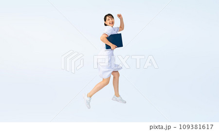 ジャンプする白衣を着た女性 看護師 医師 エステティシャン 切り抜き全身写真 ジャンプする白衣を着た女性 看護師 医師 エステティシャン 切り抜き全身写真 109381617