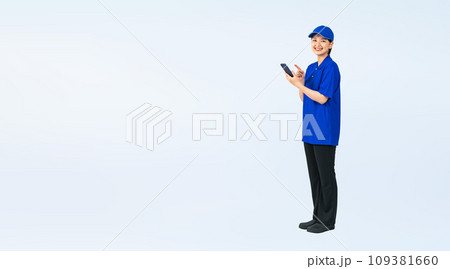 スマホを使う女性デリバリースタッフ 配達員 作業員 切り抜き全身写真 スマホを使う女性デリバリースタッフ 配達員 作業員 切り抜き全身写真 109381660