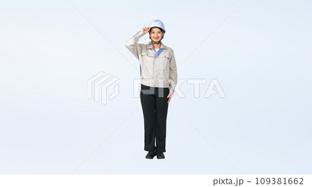 挨拶するヘルメットと作業服を着た女性　作業員　エンジニア　切り抜き全身写真 109381662
