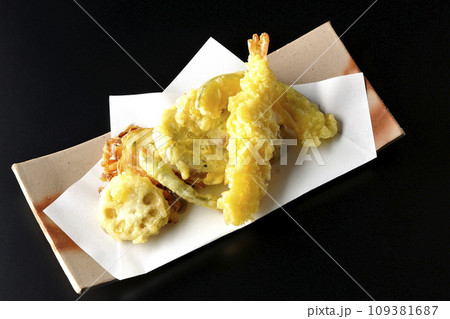 海老、ちくわ、インゲン、カボチャ、さつま芋、蓮根の天ぷら盛り合わせを黒背景で俯瞰撮影 海老、ちくわ、インゲン、カボチャ、さつま芋、蓮根の天ぷら盛り合わせを黒背景で俯瞰撮影 109381687