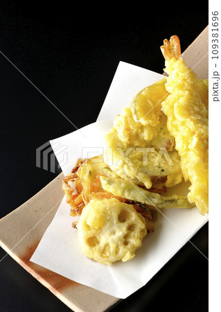 海老、ちくわ、インゲン、カボチャ、さつま芋、蓮根の天ぷら盛り合わせを黒背景で俯瞰撮影 海老、ちくわ、インゲン、カボチャ、さつま芋、蓮根の天ぷら盛り合わせを黒背景で俯瞰撮影 109381696