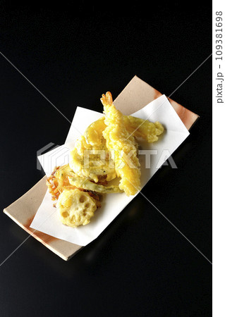 海老、ちくわ、インゲン、カボチャ、さつま芋、蓮根の天ぷら盛り合わせを黒背景で俯瞰撮影 海老、ちくわ、インゲン、カボチャ、さつま芋、蓮根の天ぷら盛り合わせを黒背景で俯瞰撮影 109381698