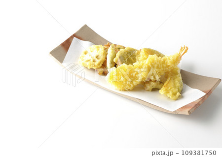 海老、ちくわ、インゲン、カボチャ、さつま芋、蓮根の天ぷら盛り合わせを白背景で撮影 海老、ちくわ、インゲン、カボチャ、さつま芋、蓮根の天ぷら盛り合わせを白背景で撮影 109381750