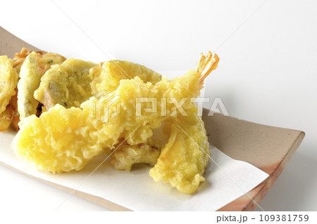 海老、ちくわ、インゲン、カボチャ、さつま芋、蓮根の天ぷら盛り合わせを白背景で撮影 海老、ちくわ、インゲン、カボチャ、さつま芋、蓮根の天ぷら盛り合わせを白背景で撮影 109381759