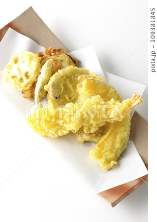 海老、ちくわ、インゲン、カボチャ、さつま芋、蓮根の天ぷら盛り合わせを白背景で俯瞰撮影 109381845