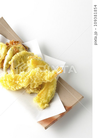 海老、ちくわ、インゲン、カボチャ、さつま芋、蓮根の天ぷら盛り合わせを白背景で俯瞰撮影 海老、ちくわ、インゲン、カボチャ、さつま芋、蓮根の天ぷら盛り合わせを白背景で俯瞰撮影 109381854