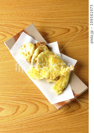 海老、ちくわ、インゲン、カボチャ、さつま芋、蓮根の天ぷら盛り合わせを俯瞰で撮影 海老、ちくわ、インゲン、カボチャ、さつま芋、蓮根の天ぷら盛り合わせを俯瞰で撮影 109381973