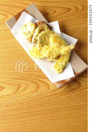 海老、ちくわ、インゲン、カボチャ、さつま芋、蓮根の天ぷら盛り合わせを俯瞰で撮影 海老、ちくわ、インゲン、カボチャ、さつま芋、蓮根の天ぷら盛り合わせを俯瞰で撮影 109381975