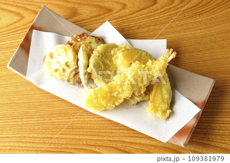 海老、ちくわ、インゲン、カボチャ、さつま芋、蓮根の天ぷら盛り合わせを俯瞰で撮影 海老、ちくわ、インゲン、カボチャ、さつま芋、蓮根の天ぷら盛り合わせを俯瞰で撮影 109381979