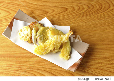 海老、ちくわ、インゲン、カボチャ、さつま芋、蓮根の天ぷら盛り合わせを俯瞰で撮影 109381981