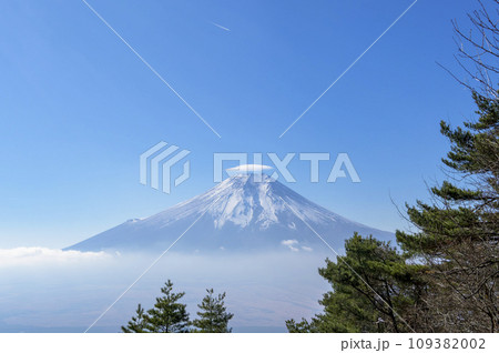 富士山にかかる笠雲 109382002