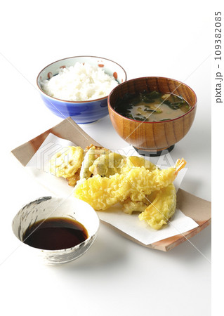 海老、ちくわ、インゲン、カボチャ、さつま芋、蓮根の天ぷら盛り合わせ定食 109382085