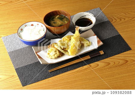 海老、ちくわ、インゲン、カボチャ、さつま芋、蓮根の天ぷら盛り合わせ定食 109382088