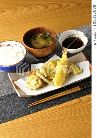 海老、ちくわ、インゲン、カボチャ、さつま芋、蓮根の天ぷら盛り合わせ定食 海老、ちくわ、インゲン、カボチャ、さつま芋、蓮根の天ぷら盛り合わせ定食 109382089