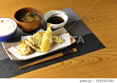 海老、ちくわ、インゲン、カボチャ、さつま芋、蓮根の天ぷら盛り合わせ定食 海老、ちくわ、インゲン、カボチャ、さつま芋、蓮根の天ぷら盛り合わせ定食 109382093