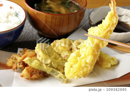 海老、ちくわ、インゲン、カボチャ、さつま芋、蓮根の天ぷら盛り合わせ定食 海老、ちくわ、インゲン、カボチャ、さつま芋、蓮根の天ぷら盛り合わせ定食 109382095