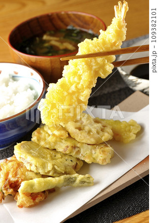 海老、ちくわ、インゲン、カボチャ、さつま芋、蓮根の天ぷら盛り合わせ定食 109382101