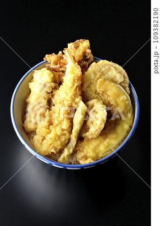 海老、ちくわ、インゲン、カボチャ、さつま芋、蓮根が乗っている具だくさんの天丼を黒背景で俯瞰撮影 海老、ちくわ、インゲン、カボチャ、さつま芋、蓮根が乗っている具だくさんの天丼を黒背景で俯瞰撮影 109382190