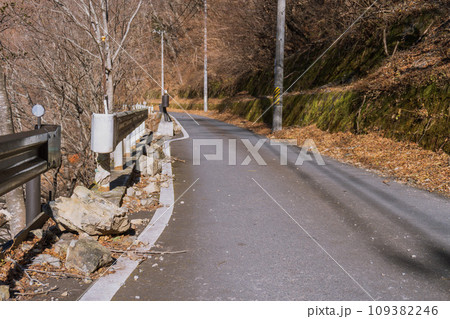 道路わきに石が落ちている風景【落石】 道路わきに石が落ちている風景【落石】 109382246