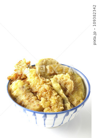海老、ちくわ、インゲン、カボチャ、さつま芋、蓮根が乗っている具だくさんの天丼を白背景で撮影 海老、ちくわ、インゲン、カボチャ、さつま芋、蓮根が乗っている具だくさんの天丼を白背景で撮影 109382342